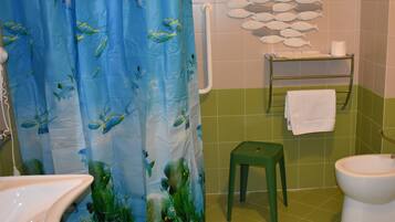 Chambre Double Ăconomique | Salle de bain | Douche, articles de toilette gratuits, sĂšche-cheveux, bidet