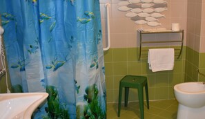 Economy tweepersoonskamer | Badkamer | Een douche, gratis toiletartikelen, een haardroger, een bidet