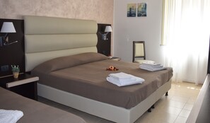 ห้องทริปเปิล | ตู้นิรภัยในห้องพัก, โต๊ะทำงาน, เปล/เตียงเด็กอ่อน (ฟรี), Wi-Fi ฟรี