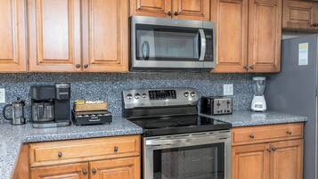 Réfrigérateur, micro-ondes, plaque de cuisson, lave-vaisselle