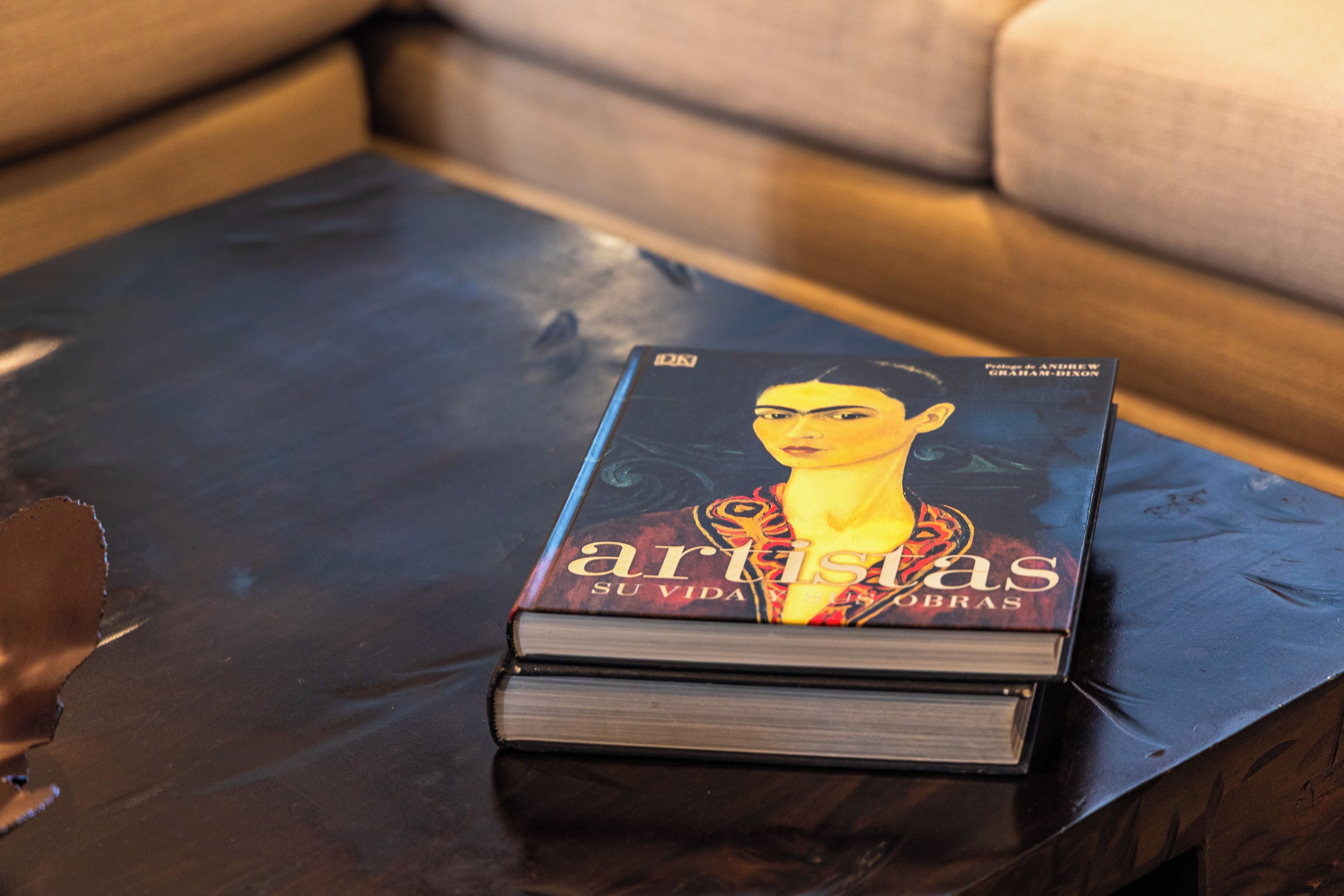 A book titled 'artisas' on a black table.