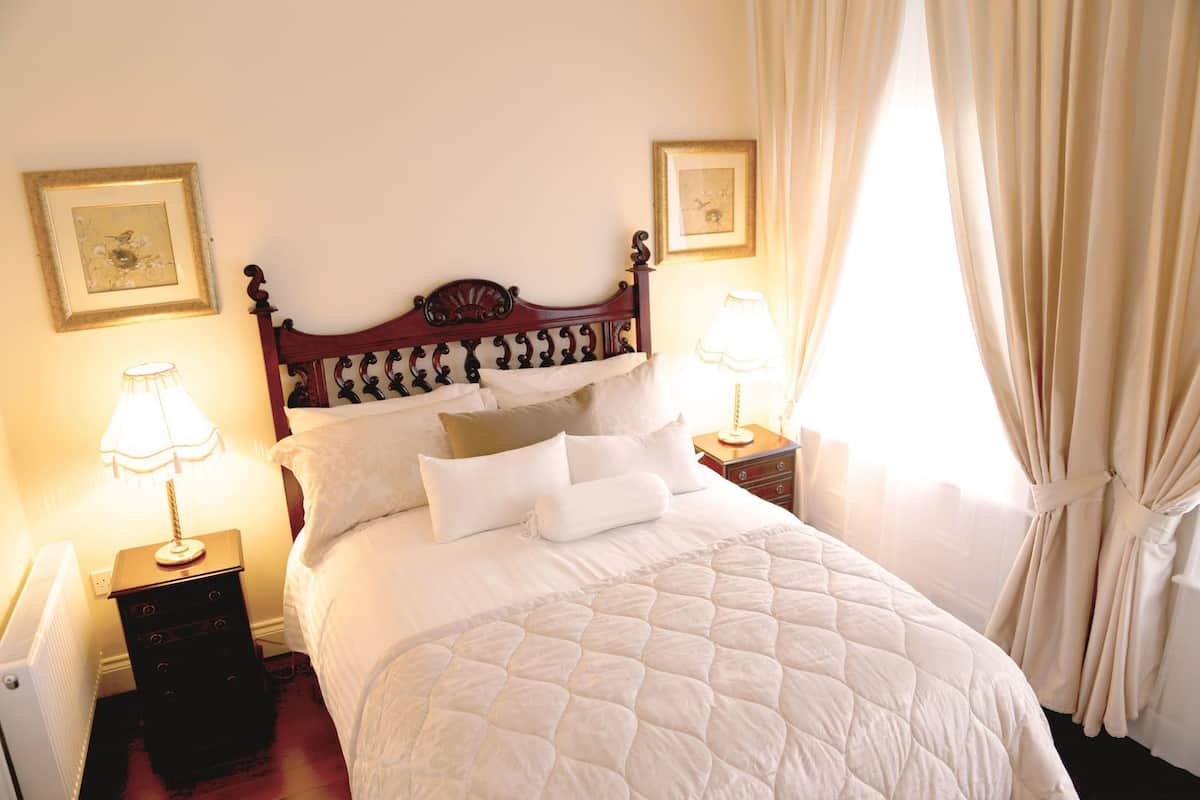 Deluxe Room, City View | Desk, soundproofing, iron/ironing board, rollaway beds