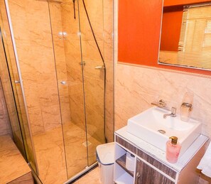 Casa de ciudad exclusiva, 4 habitaciones | Baño | Regadera y toallas 