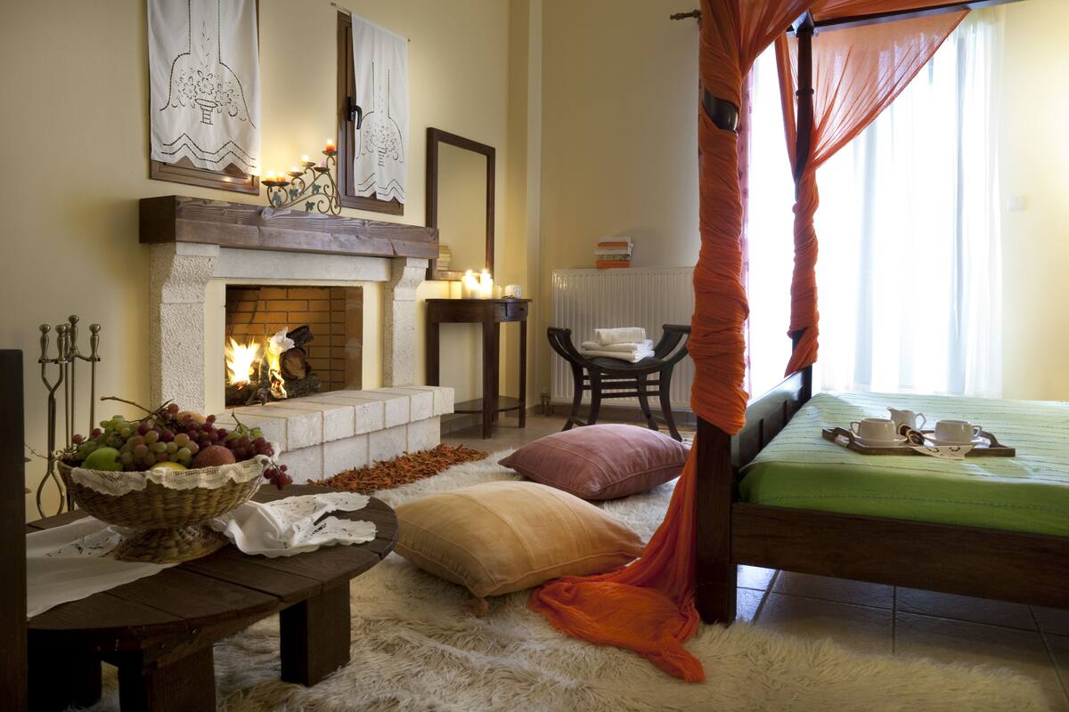 Grand Studio Suite, Mountain View | Peti besi dalam bilik, meja, langsir/tirai gelap terus, kalis bunyi 