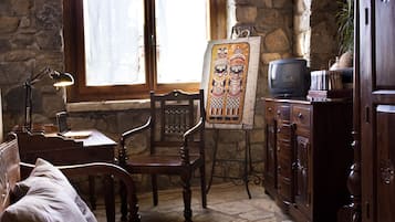 Flat-screen TV, fireplace, DVD player, toys