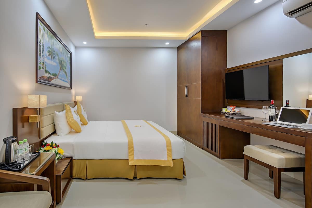 Standard Double Room | Minibar, in-room safe, desk, laptop workspace