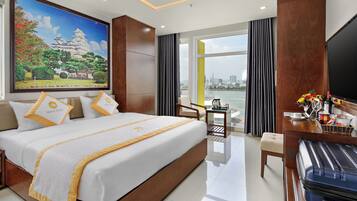 Phòng đôi Deluxe | Minibar, két bảo mật tại phòng, bàn