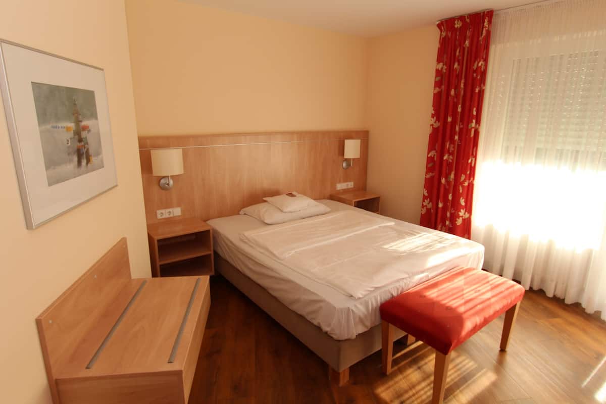 Hypo-allergenic bedding, in-room safe, desk, laptop workspace