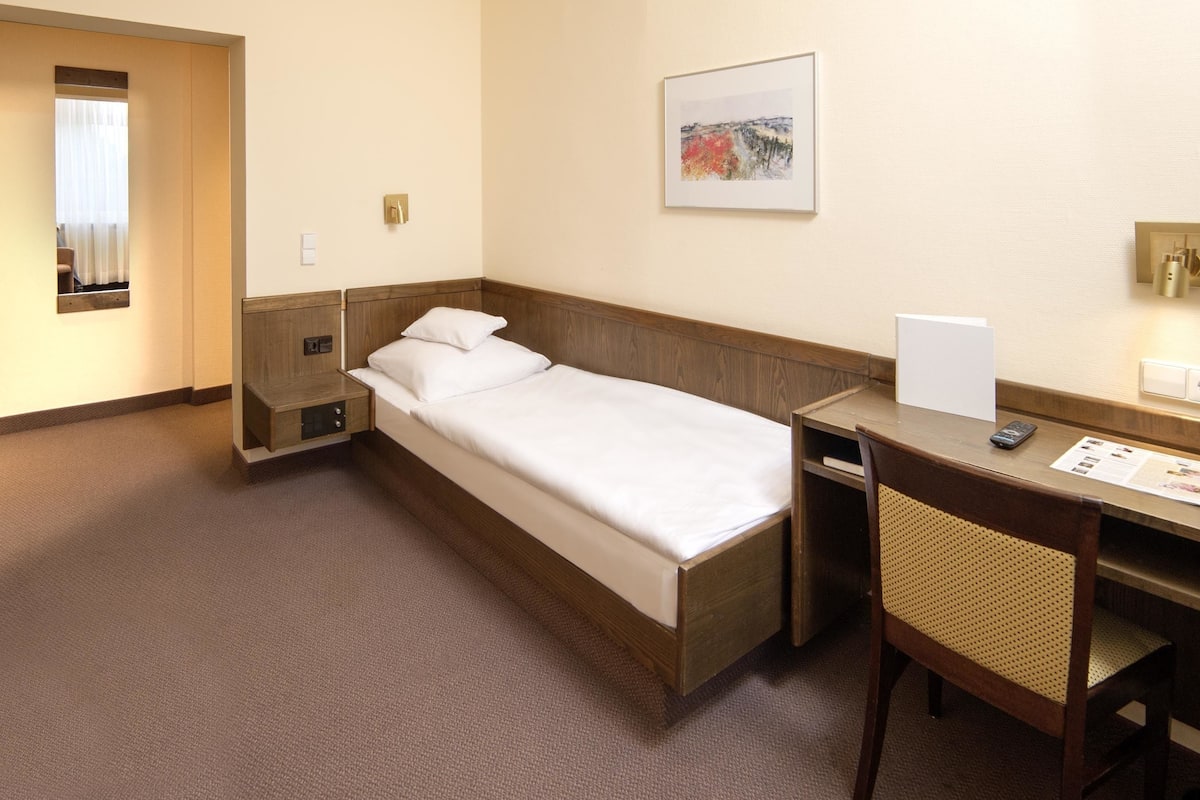 Hypo-allergenic bedding, in-room safe, desk, laptop workspace