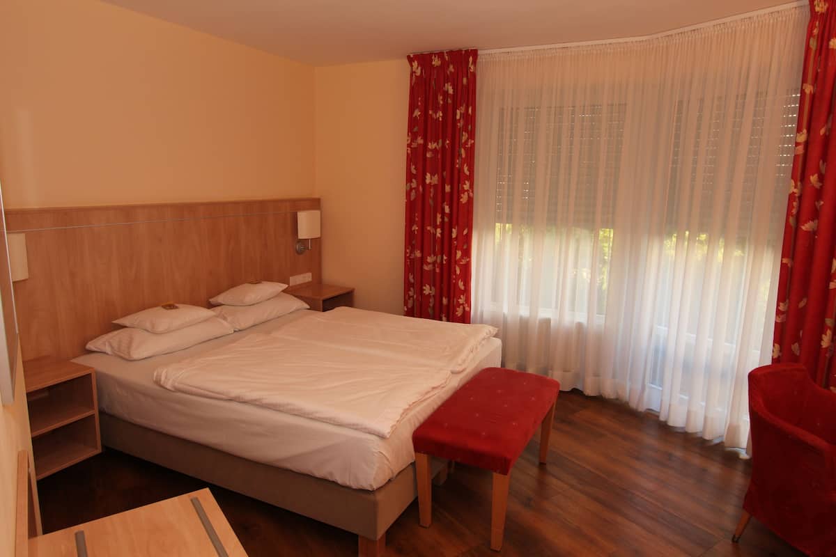 Hypo-allergenic bedding, in-room safe, desk, laptop workspace