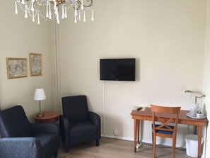 Standardværelse med 2 enkeltsenge - privat badeværelse | Opholdsområde | Fladskærms-tv