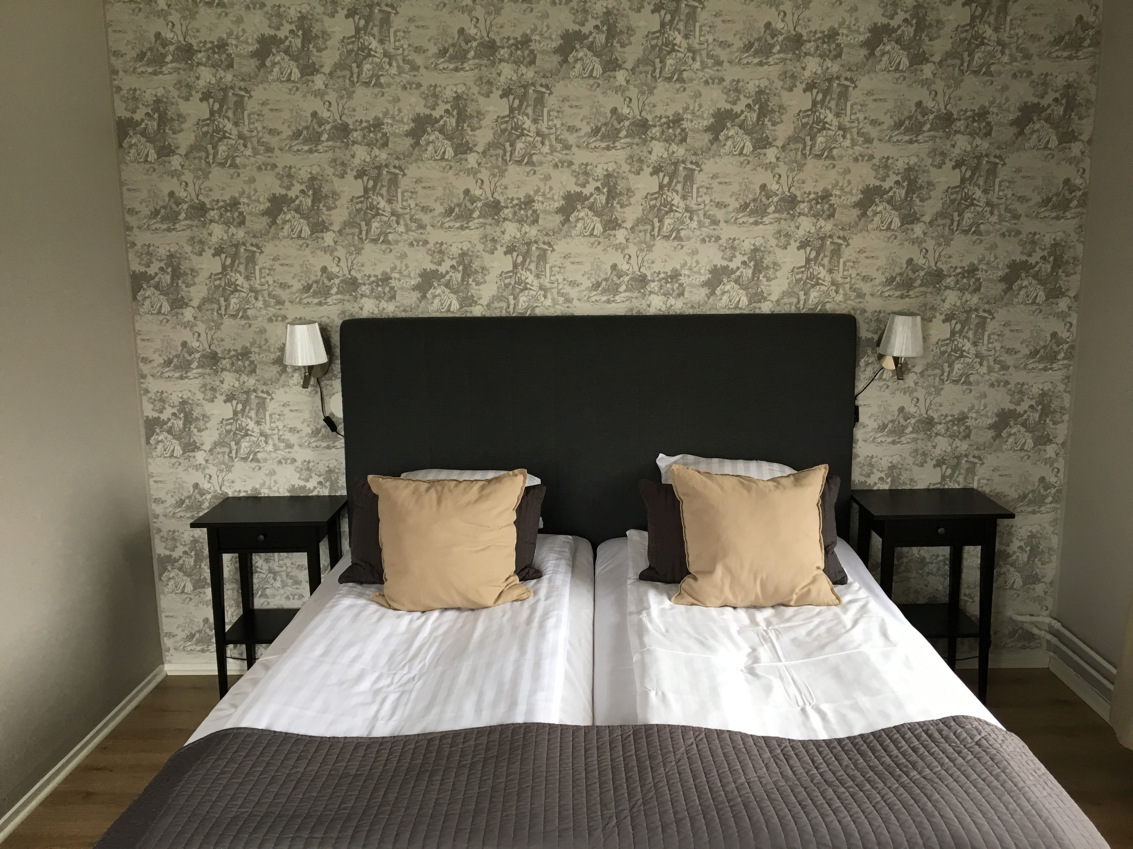 Escritorio, cortinas blackout y tabla de planchar con plancha 