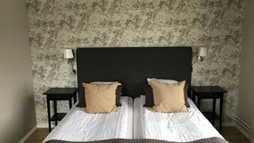 Habitación estándar con 2 camas individuales, baño privado | Escritorio, cortinas opacas, tabla de planchar con plancha y wifi gratis