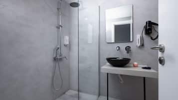 Deluxe Studio (Monastiraki) | Bathroom | Shower, free toiletries, hair dryer, towels