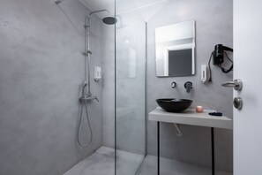 Monolocale Deluxe (Monastiraki) | Bagno | Doccia, set di cortesia gratuito, asciugacapelli, asciugamani