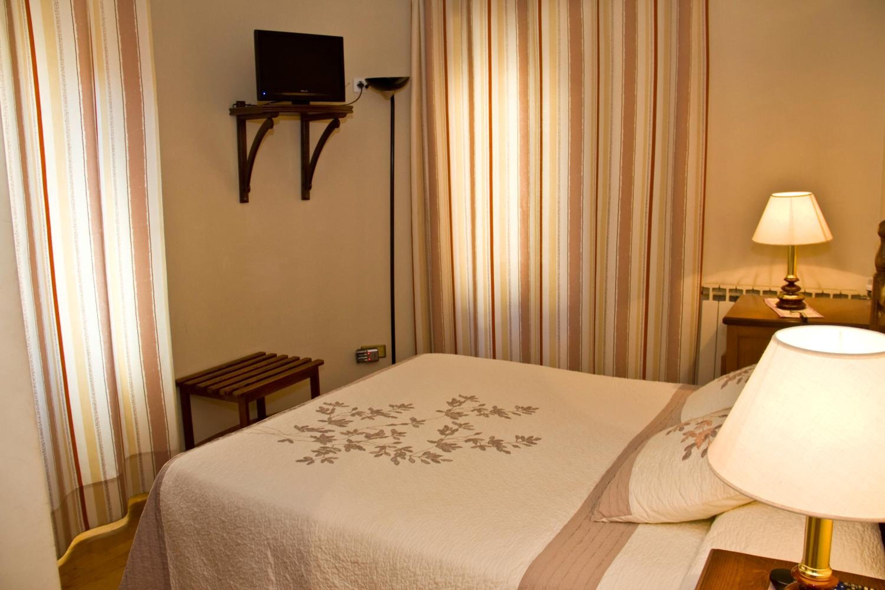 Minibar, escritorio, tabla de planchar con plancha y wifi gratis