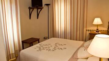 Een minibar, een bureau, een strijkplank/strijkijzer, gratis wifi