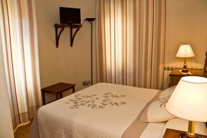 Minibar, desk, iron/ironing board, free WiFi - Hostal las Coronas (Sos del Rey Catolico)