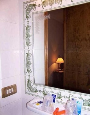 Deep soaking tub, free toiletries, hair dryer, towels - Hostal las Coronas (Sos del Rey Catolico)