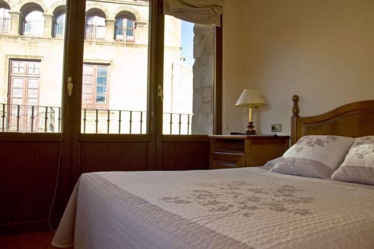 Minibar, escritorio, tabla de planchar con plancha y wifi gratis