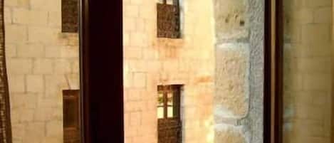 حوض استحمام عميق، مستلزمات مجانية للعناية الشخصية، مجففات شعر، مناشف