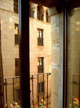 Bañera profunda, artículos de tocador gratuitos, secador de pelo. Hostal las Coronas