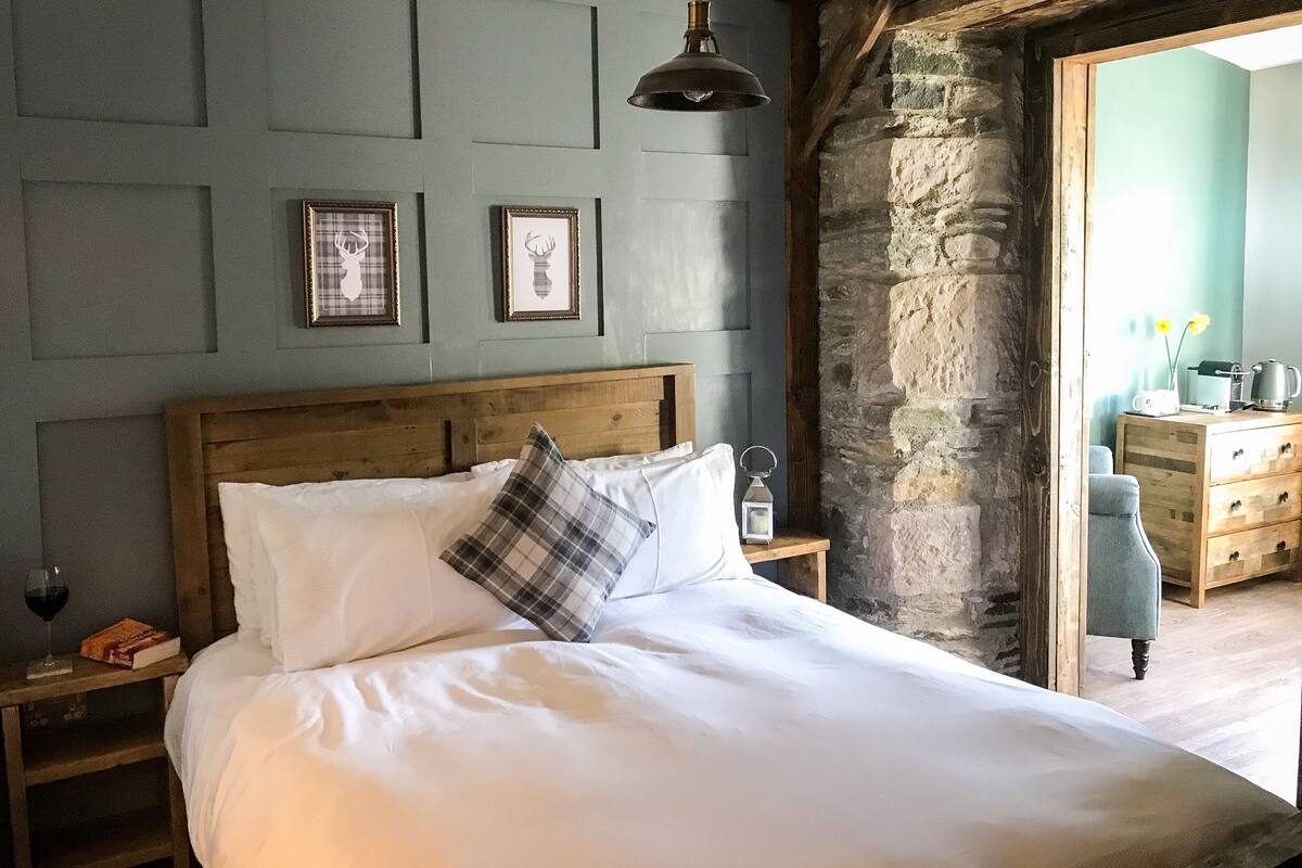 Double Room, 1 King Bed (Ben Arthur) | Iron/ironing board, rollaway beds, free WiFi, bed sheets