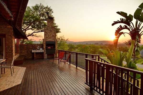 Terrace/patio - Modern & spacious villa minutes from Kruger National Park. (Hazyview)