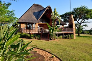 Exterior - Modern & spacious villa minutes from Kruger National Park. (Hazyview)