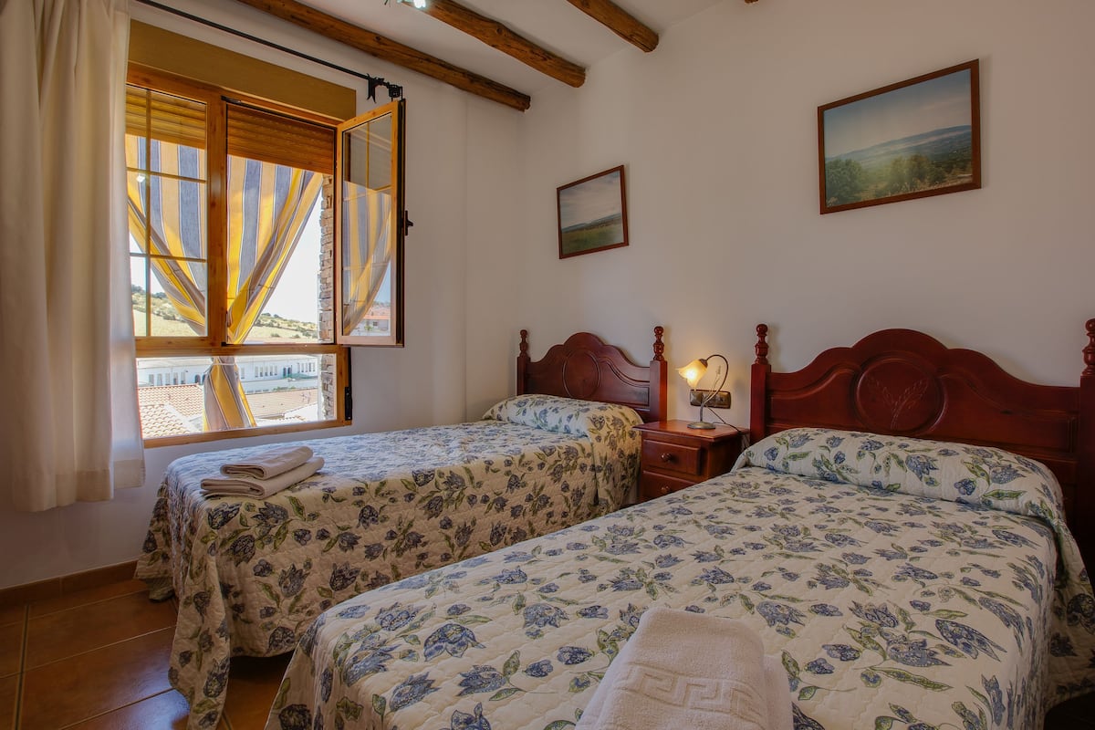 Standard Twin Room | Individually decorated, individually furnished, blackout drapes