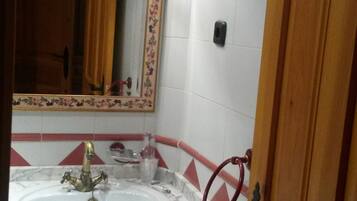 Habitació triple tradicional, balcó | Bany | Articles de tocador gratuïts, tovalloles, sabó i xampú