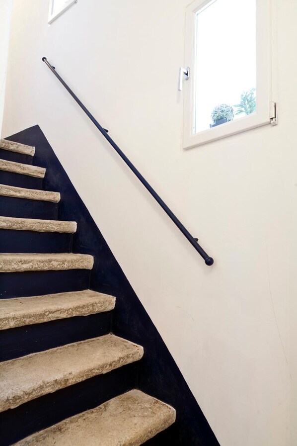 A staircase with a handrail and a window at the top. - Suite Home Trani (Trani)