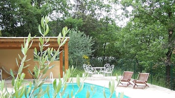 Piscine extérieure, chaises longues