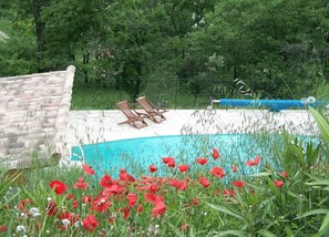 حمّام سباحة خارجي، مقاعد للتشمس