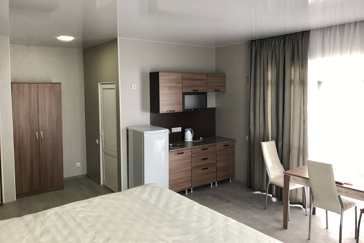 Premium-Apartment | Eigene Kochnische | Großer Kühlschrank, Mikrowelle, Herdplatte