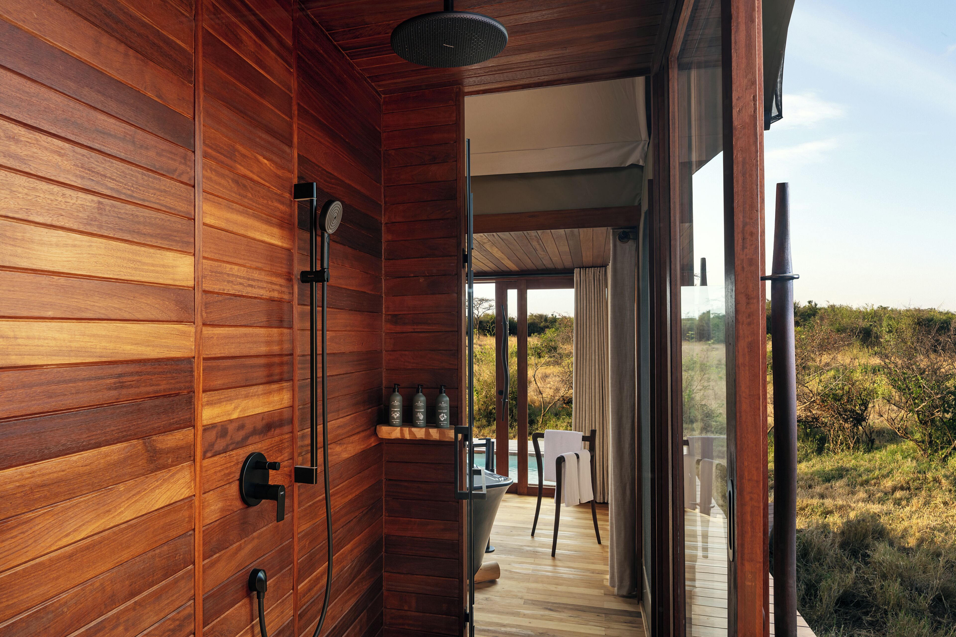 Un interior de madera con vista al exterior.