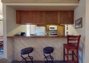 Coffee/tea maker, fridge, microwave, oven