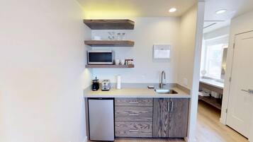 Refrigerador, cafetera y tetera, tostadora y utensilios de cocina