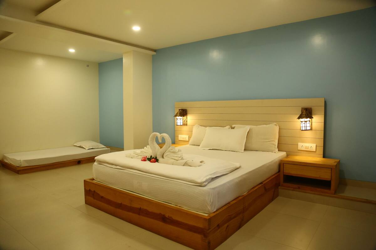 Deluxe Double Room, 1 King Bed, Smoking, Garden View