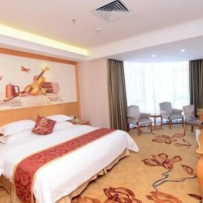 Une chambre d’hôtel avec un lit, un bureau et une chaise.