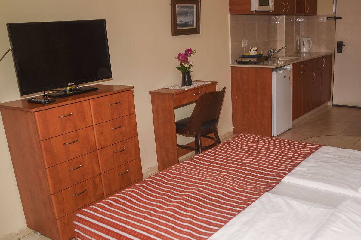 Studio Deluxe | Värdeförvaringsskåp på rummet, skrivbord och mörkläggningsgardiner