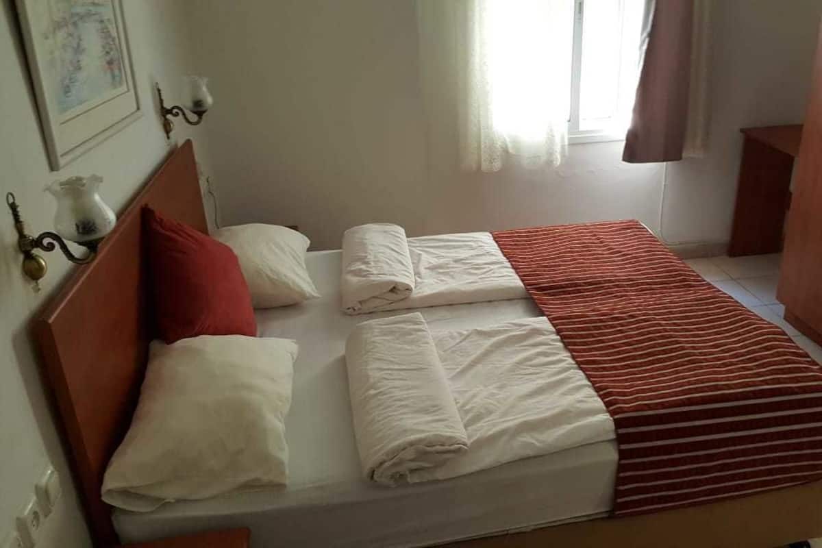 Studio Superior | Värdeförvaringsskåp på rummet, skrivbord och mörkläggningsgardiner