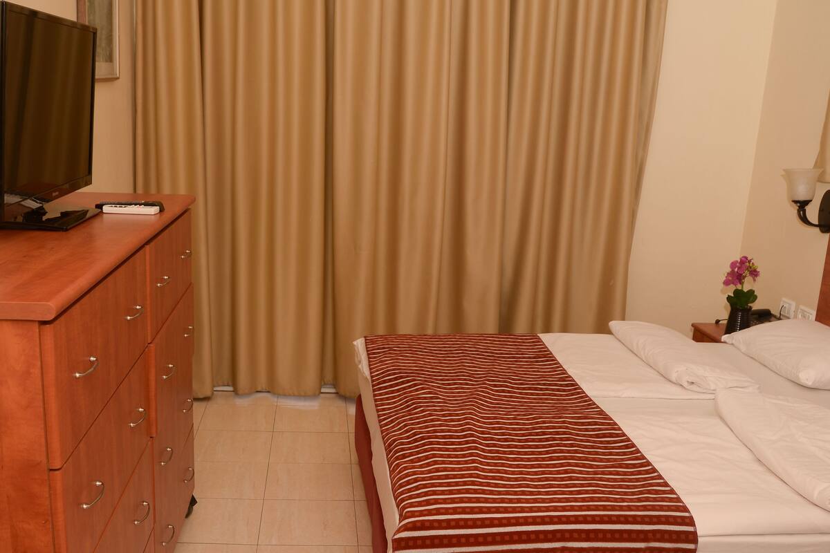 Lägenhet Deluxe - 1 sovrum | Värdeförvaringsskåp på rummet, skrivbord och mörkläggningsgardiner