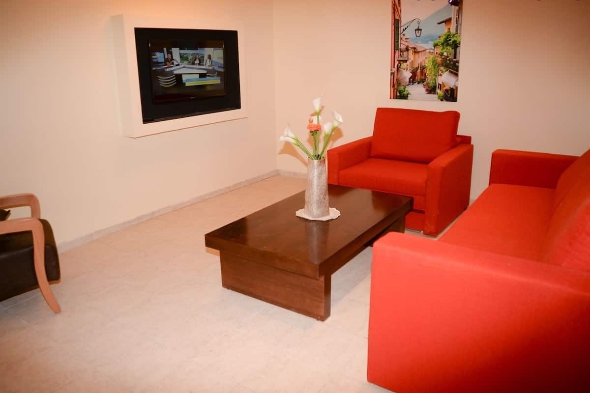 Basic Apartment, 2 Bedrooms, Ground Floor | Vardagsrum | 32-tums platt-tv med kabelkanaler och tv