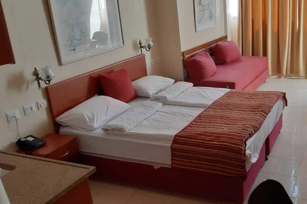 Svit | Värdeförvaringsskåp på rummet, skrivbord och mörkläggningsgardiner