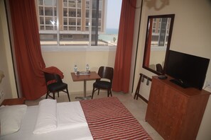 Deluxe Studio | In-room safe, desk, blackout drapes, soundproofing