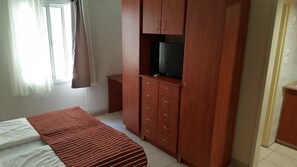 Superior Studio | Peti besi dalam bilik, meja, langsir/tirai gelap terus, kalis bunyi 