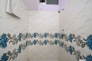 Familierom, flere senger (With AC) | Bad | Dusj, toalettartikler (inkludert), tøfler og håndklær