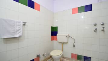 Habitació familiar (Non AC) | Bany | Dutxa, articles de tocador gratuïts, sabatilles i tovalloles