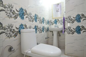 Quarto casal luxo | Banheiro | Chuveiro, produtos de toalete grátis, chinelos, toalhas de banho